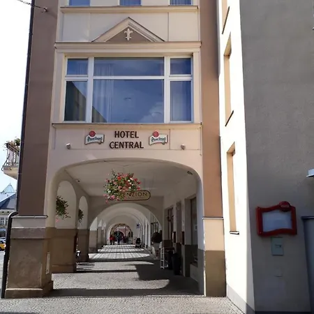 Penzion Hotelu Central Гостевой дом Двур-Кралове-над-Лабем