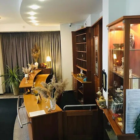 Penzion Hotelu Central Гостевой дом Двур-Кралове-над-Лабем